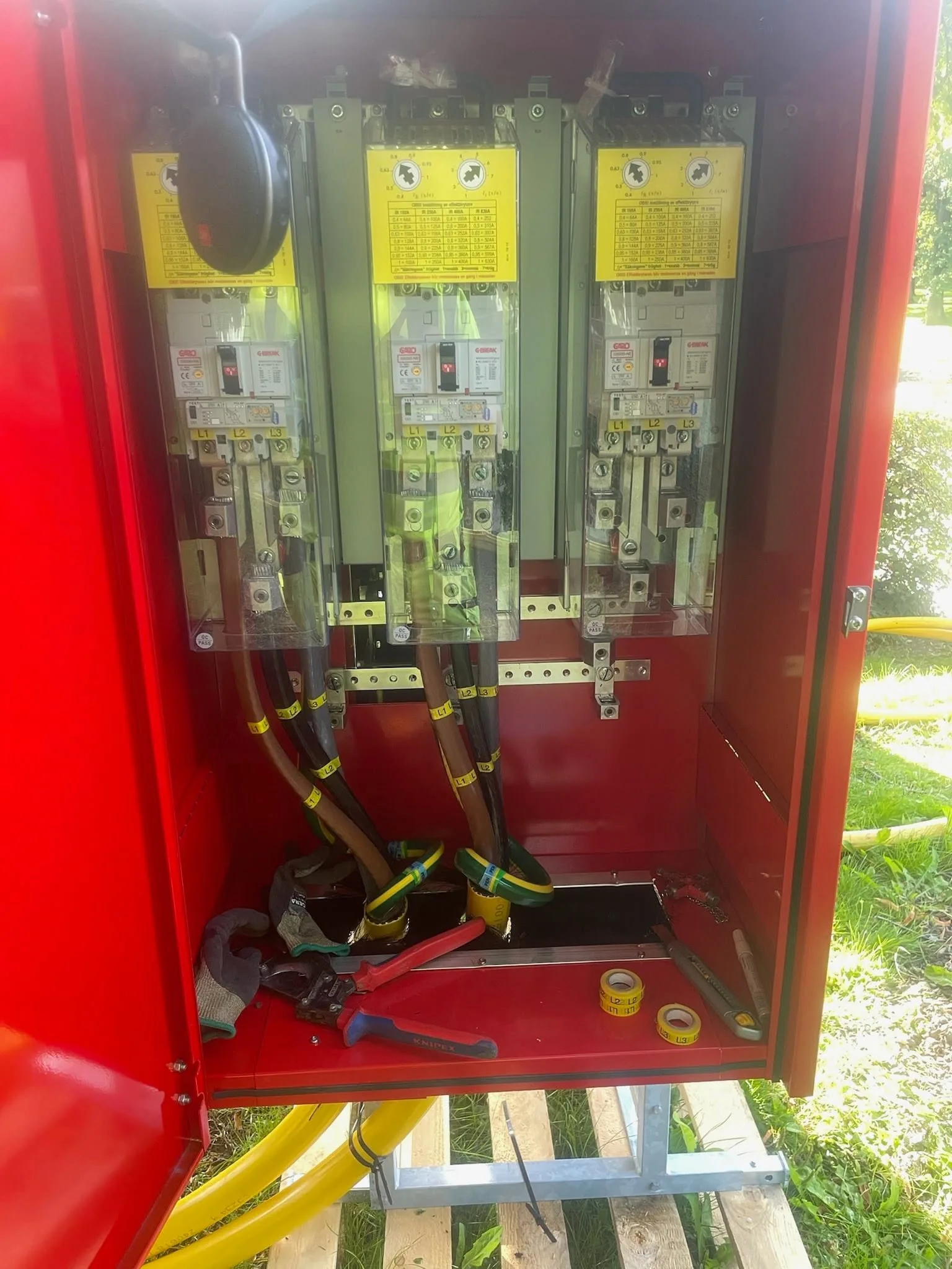 Trójpolowa rozdzielnica pomiarowa podczas prac elektrycznych